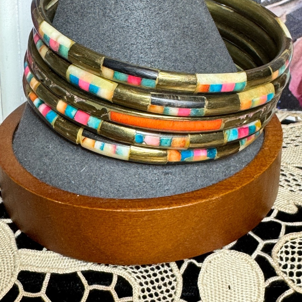 Vintage brass inlaid multi-color dyed colored horn bone set of 5 bangles - Picture 2 of 5